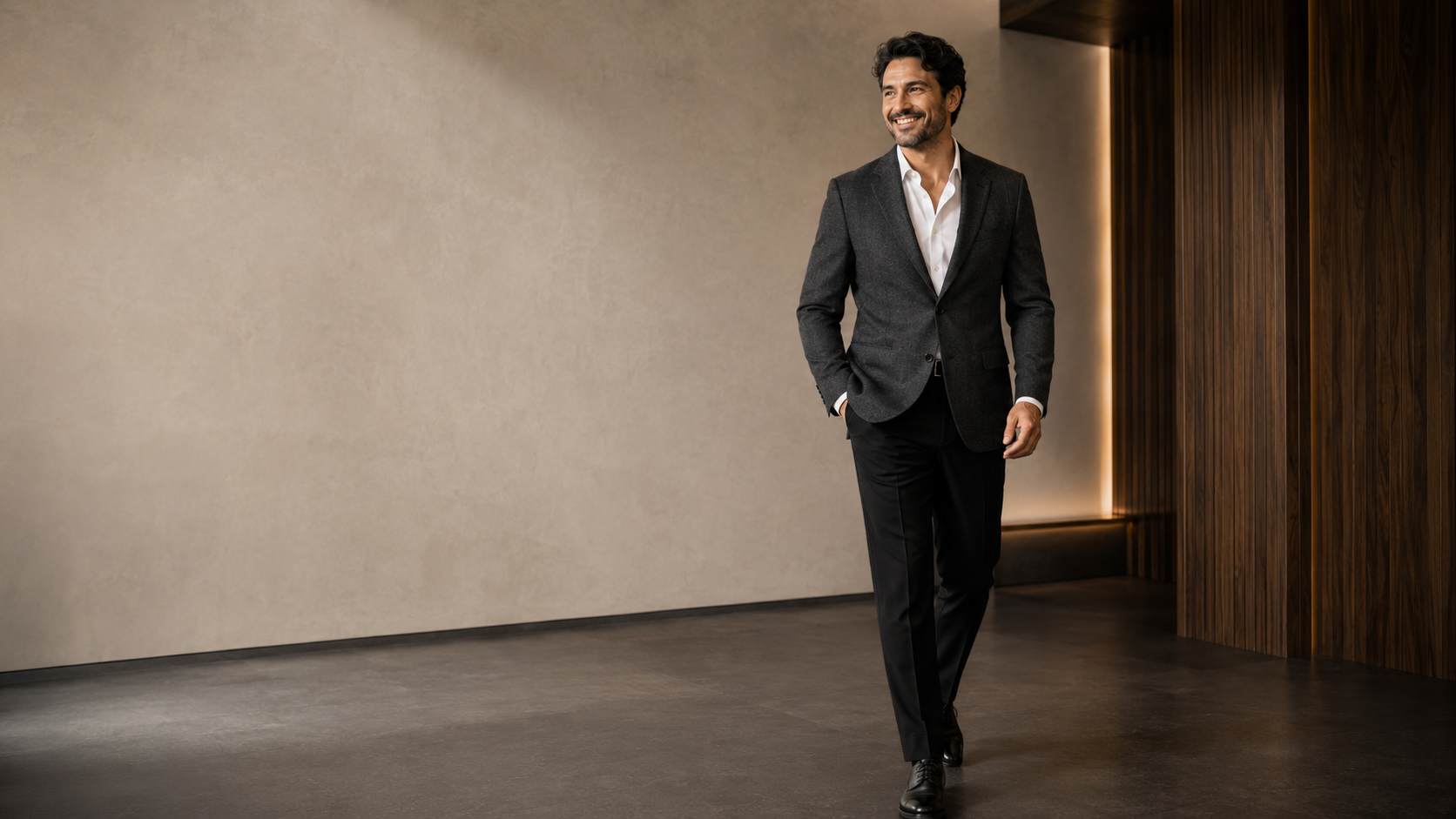 Homem sorrindo usando terno preto, representando o atendimento da Senhor Reis Ternos.